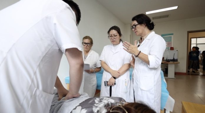 Cina: italiani esplorano la medicina tradizionale cinese a Tianjin