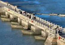 Cina: patrimonio culturale attira turisti sul ponte Luoyang a Quanzhou (1)