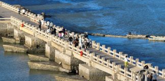 Cina: patrimonio culturale attira turisti sul ponte Luoyang a Quanzhou (1)