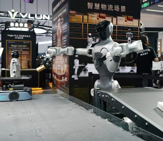 Cina: robot industriali e per emergenze in mostra alla WRC 2026 di Pechino (3)
