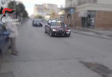 Rocambolesco inseguimento dopo un furto, due giovani arrestati a Napoli