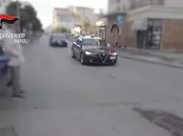 Rocambolesco inseguimento dopo un furto, due giovani arrestati a Napoli