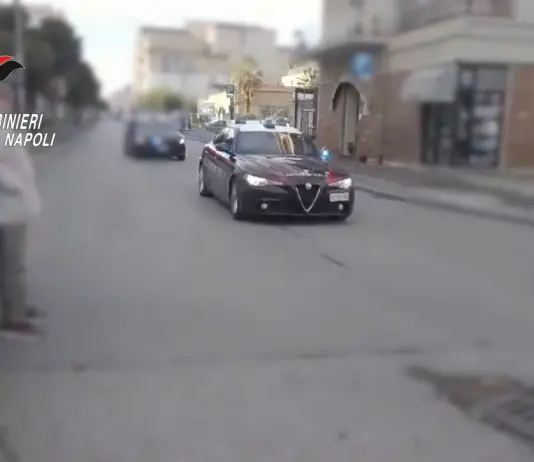 Rocambolesco inseguimento dopo un furto, due giovani arrestati a Napoli