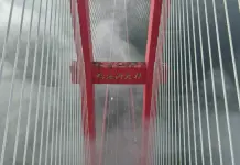 Cina: Guizhou, ponte sul fiume Yachi avvolto dalla nebbia (1)