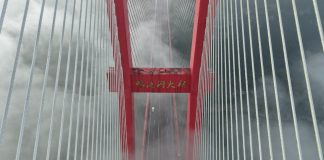 Cina: Guizhou, ponte sul fiume Yachi avvolto dalla nebbia (1)
