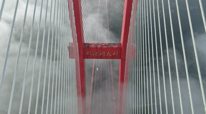 Cina: Guizhou, ponte sul fiume Yachi avvolto dalla nebbia (1)