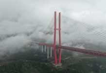 Cina: Guizhou, ponte sul fiume Yachi avvolto dalla nebbia (2)