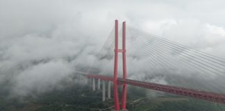 Cina: Guizhou, ponte sul fiume Yachi avvolto dalla nebbia (2)