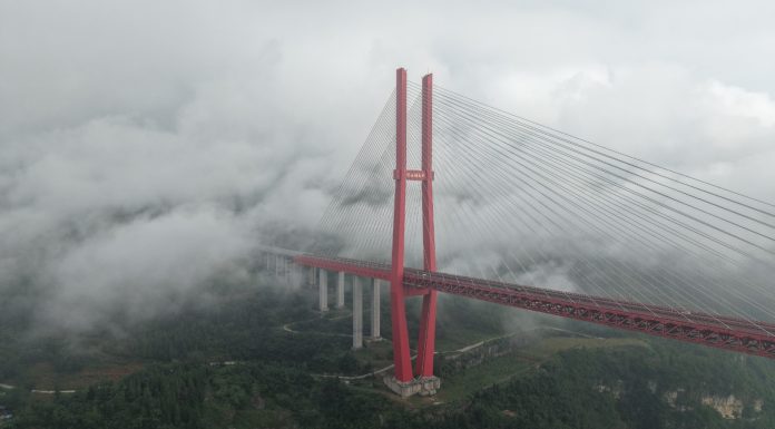 Cina: Guizhou, ponte sul fiume Yachi avvolto dalla nebbia (2)