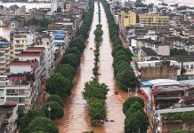 Cina: forti piogge nel Guangxi, evacuati i residenti rimasti bloccati (1)