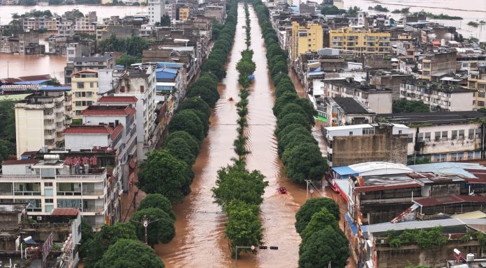 Cina: forti piogge nel Guangxi, evacuati i residenti rimasti bloccati (1)