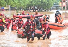 Cina: forti piogge nel Guangxi, evacuati i residenti rimasti bloccati (2)