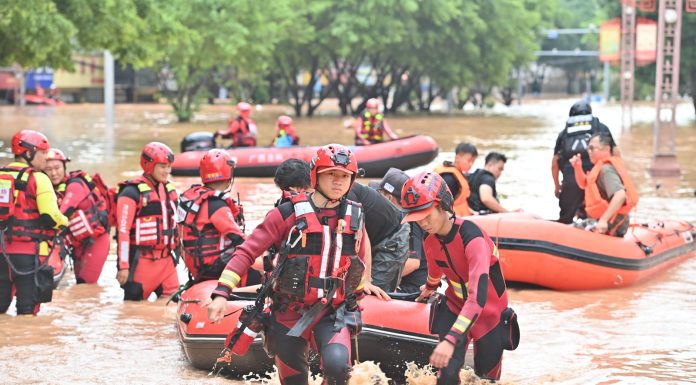Cina: forti piogge nel Guangxi, evacuati i residenti rimasti bloccati (2)