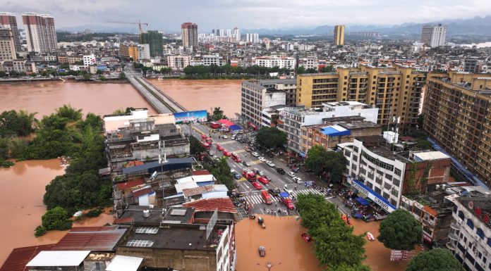 Cina: forti piogge nel Guangxi, evacuati i residenti rimasti bloccati (3)
