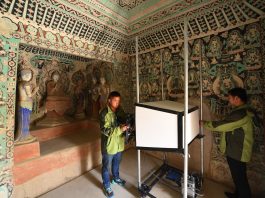 Cina: restauratori al lavoro per preservare nel tempo le grotte di Mogao