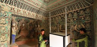 Cina: restauratori al lavoro per preservare nel tempo le grotte di Mogao