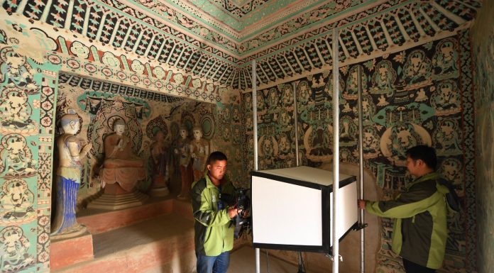 Cina: restauratori al lavoro per preservare nel tempo le grotte di Mogao