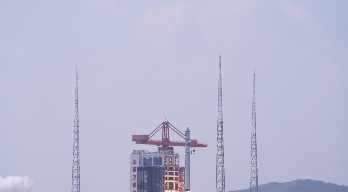 Cina: lanciati sette satelliti con un razzo Long March-6C