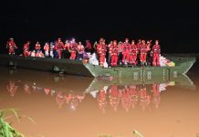 Cina: ponte galleggiante impiegato nei soccorsi per inondazioni nel Guangxi (1)