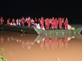 Cina: ponte galleggiante impiegato nei soccorsi per inondazioni nel Guangxi (1)