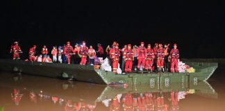 Cina: ponte galleggiante impiegato nei soccorsi per inondazioni nel Guangxi (1)