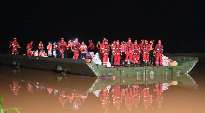 Cina: ponte galleggiante impiegato nei soccorsi per inondazioni nel Guangxi (1)