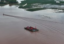 Cina: ponte galleggiante impiegato nei soccorsi per inondazioni nel Guangxi (2)