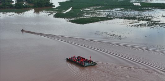 Cina: ponte galleggiante impiegato nei soccorsi per inondazioni nel Guangxi (2)