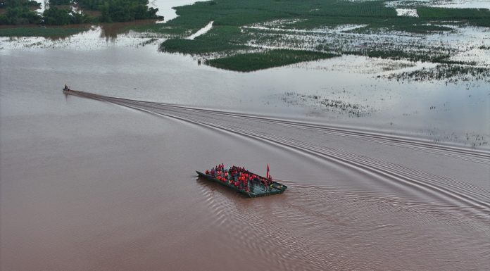 Cina: ponte galleggiante impiegato nei soccorsi per inondazioni nel Guangxi (2)
