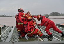 Cina: ponte galleggiante impiegato nei soccorsi per inondazioni nel Guangxi (3)