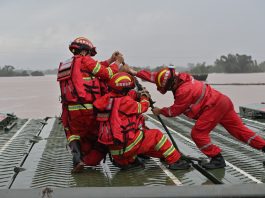 Cina: ponte galleggiante impiegato nei soccorsi per inondazioni nel Guangxi (3)