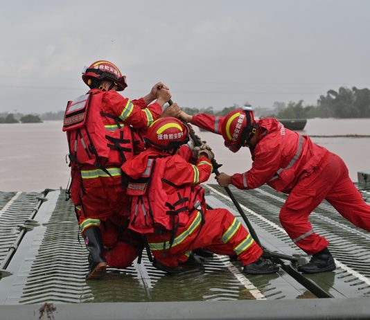 Cina: ponte galleggiante impiegato nei soccorsi per inondazioni nel Guangxi (3)