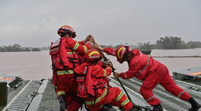 Cina: ponte galleggiante impiegato nei soccorsi per inondazioni nel Guangxi (3)