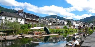 Cina: turisti dipingono i paesaggi rurali del villaggio di Likeng (2)