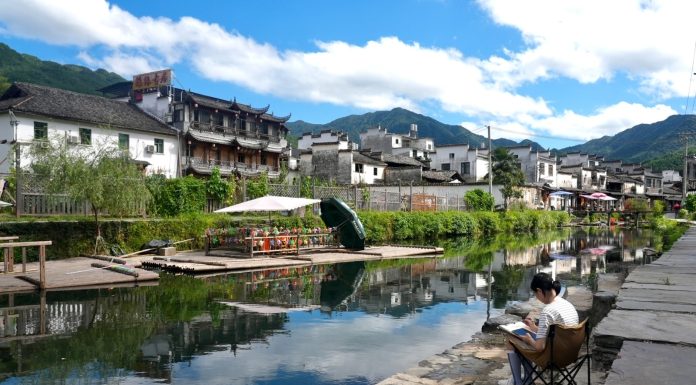 Cina: turisti dipingono i paesaggi rurali del villaggio di Likeng (2)