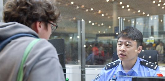 Cina: superati i 15 milioni di transiti ai valichi di Pechino, 20 giorni prima del 2025