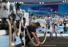 Cina: sfida a tiro alla fune ai Giochi mondiali dei robot umanoidi (1)