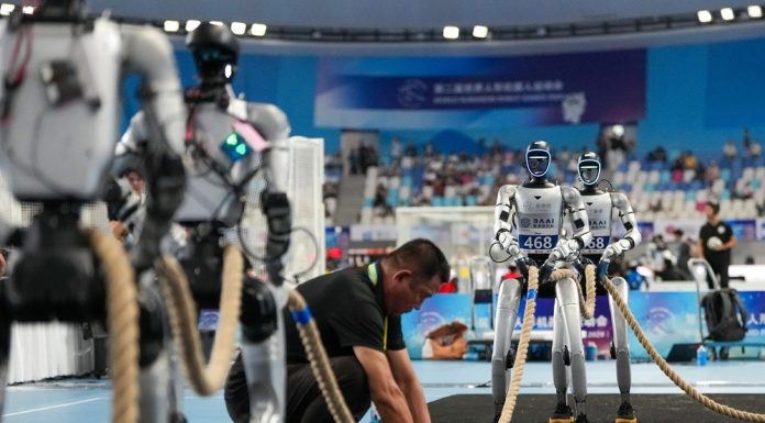 Cina: sfida a tiro alla fune ai Giochi mondiali dei robot umanoidi (1)