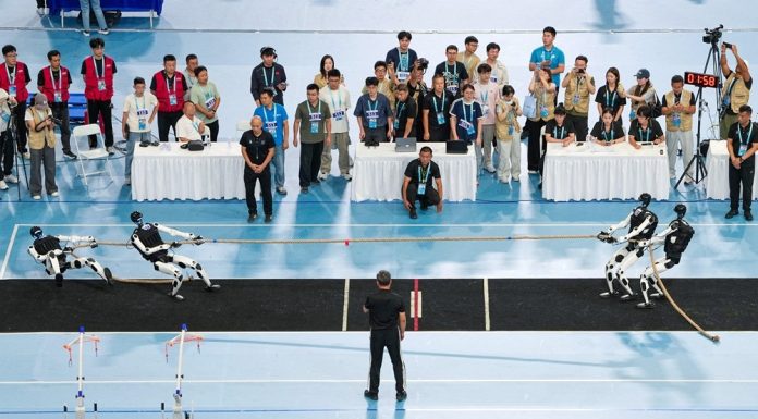 Cina: sfida a tiro alla fune ai Giochi mondiali dei robot umanoidi (2)