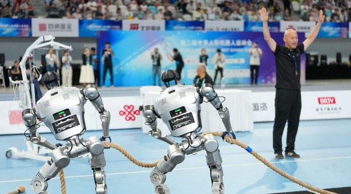 Cina: sfida a tiro alla fune ai Giochi mondiali dei robot umanoidi (3)