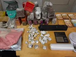 Rapina in sala bingo a Roma, arrestato un 54enne che nascondeva in casa 13kg di droga / Video