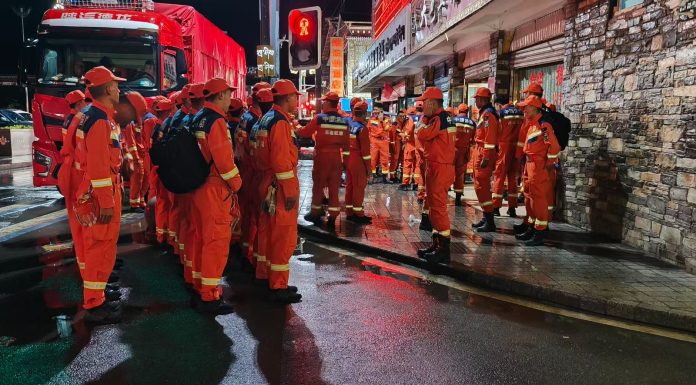 Cina: soccorritori diretti a Gyirong dopo la colata di fango (2)