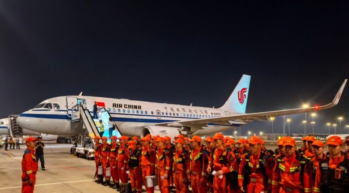 Cina: soccorritori diretti a Gyirong dopo la colata di fango (3)