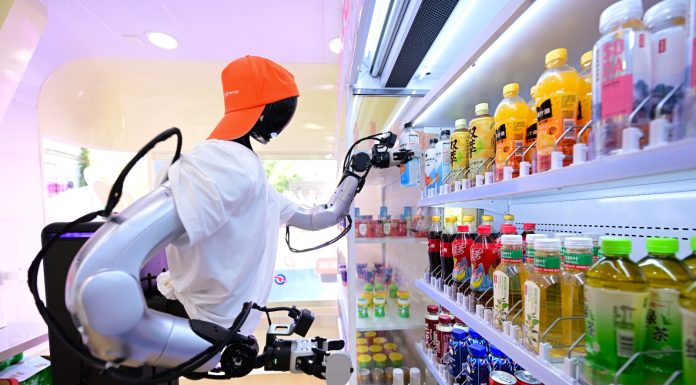 Cina: a Hefei aprono negozi con robot umanoidi come assistenti (2)
