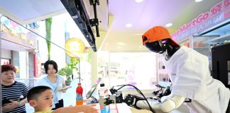 Cina: a Hefei aprono negozi con robot umanoidi come assistenti (3)
