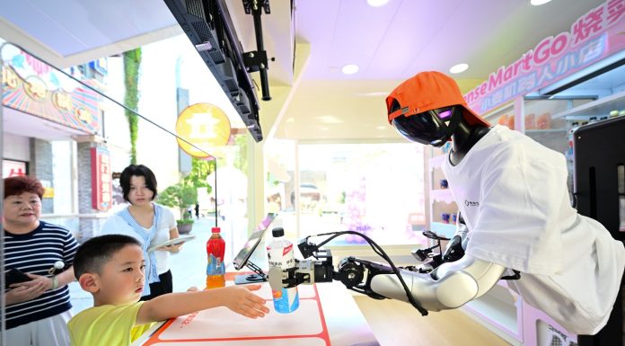 Cina: a Hefei aprono negozi con robot umanoidi come assistenti (3)