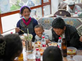 Cina: ricollocati residenti e turisti dopo colata di fango nello Xizang (1)
