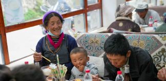 Cina: ricollocati residenti e turisti dopo colata di fango nello Xizang (1)