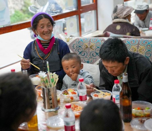 Cina: ricollocati residenti e turisti dopo colata di fango nello Xizang (1)