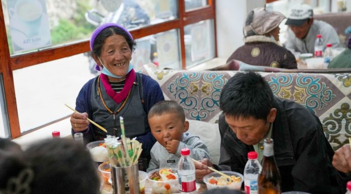 Cina: ricollocati residenti e turisti dopo colata di fango nello Xizang (1)